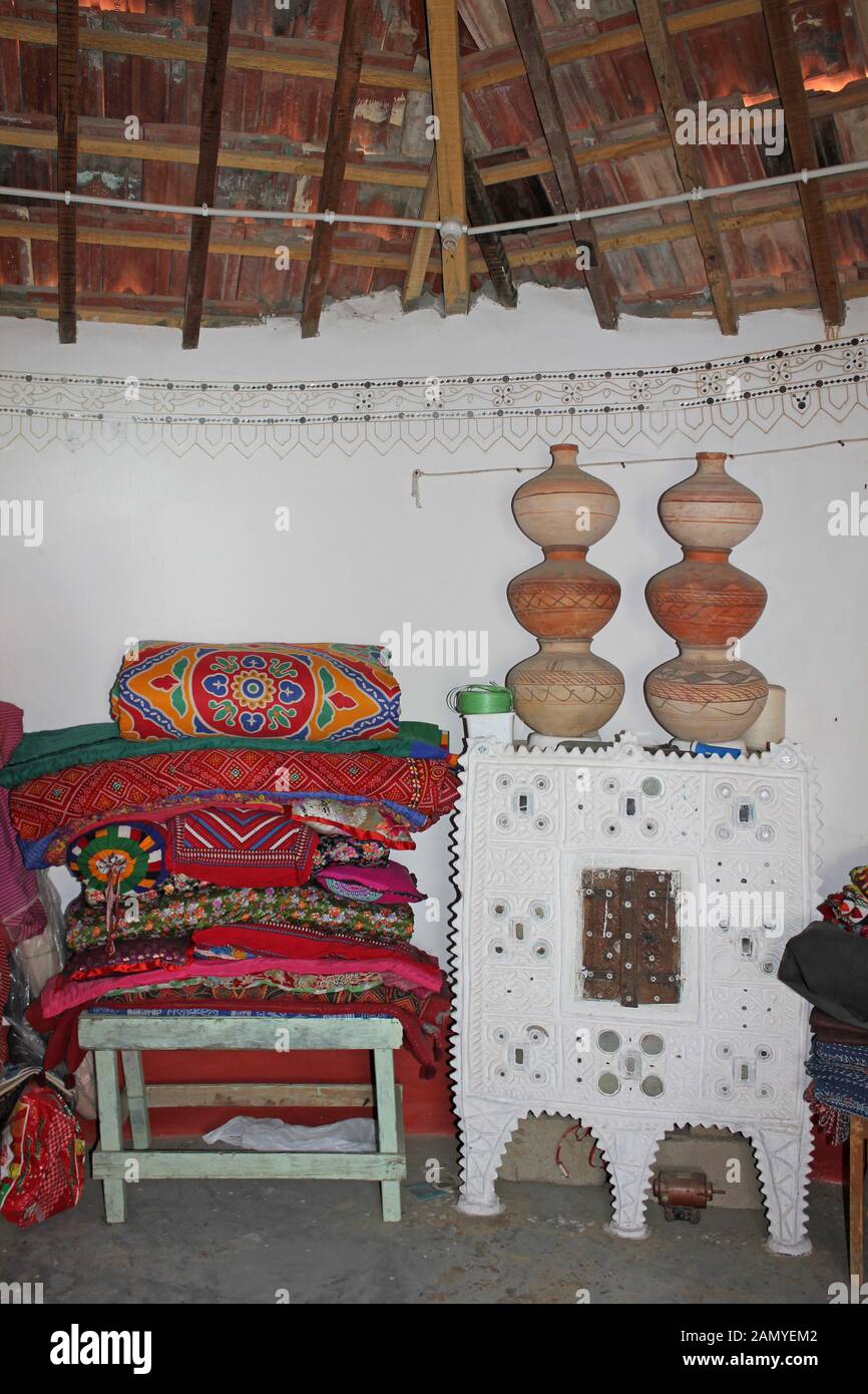 Interno Del Meghwal Tribal House Del Villaggio Di Bhirandiyara, Grande Rann Di Hutch, Gujarat, India Foto Stock