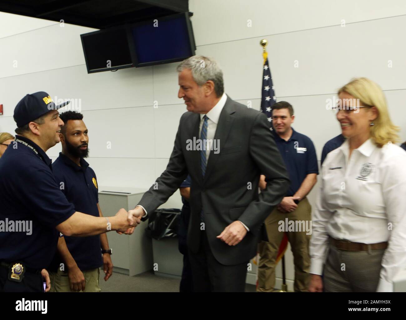 New YORK, NEW YORK-14 GENNAIO: Il sindaco di New York Bill De Blasio consegna le sue osservazioni annunciando a Porto Rico la spedizione di altri ispettori, ingegneri e responsabili delle emergenze in risposta ai recenti terremoti. Erano Presenti Il Commissario Deanne Criswell, Responsabile Del Centro Operativo D'Emergenza Di New York City, E I Membri Del Consiglio Di New York Carlina Rivera, Rafael Salamanca Jr. E Ydanis Rodriguez e i membri del Dipartimento della Salute e dell'igiene mentale di New York City e del Dipartimento Degli Edifici di New York City, che si sono tenuti alla New York Emergency Management il 14 gennaio 2020 a Brooklyn, New Foto Stock