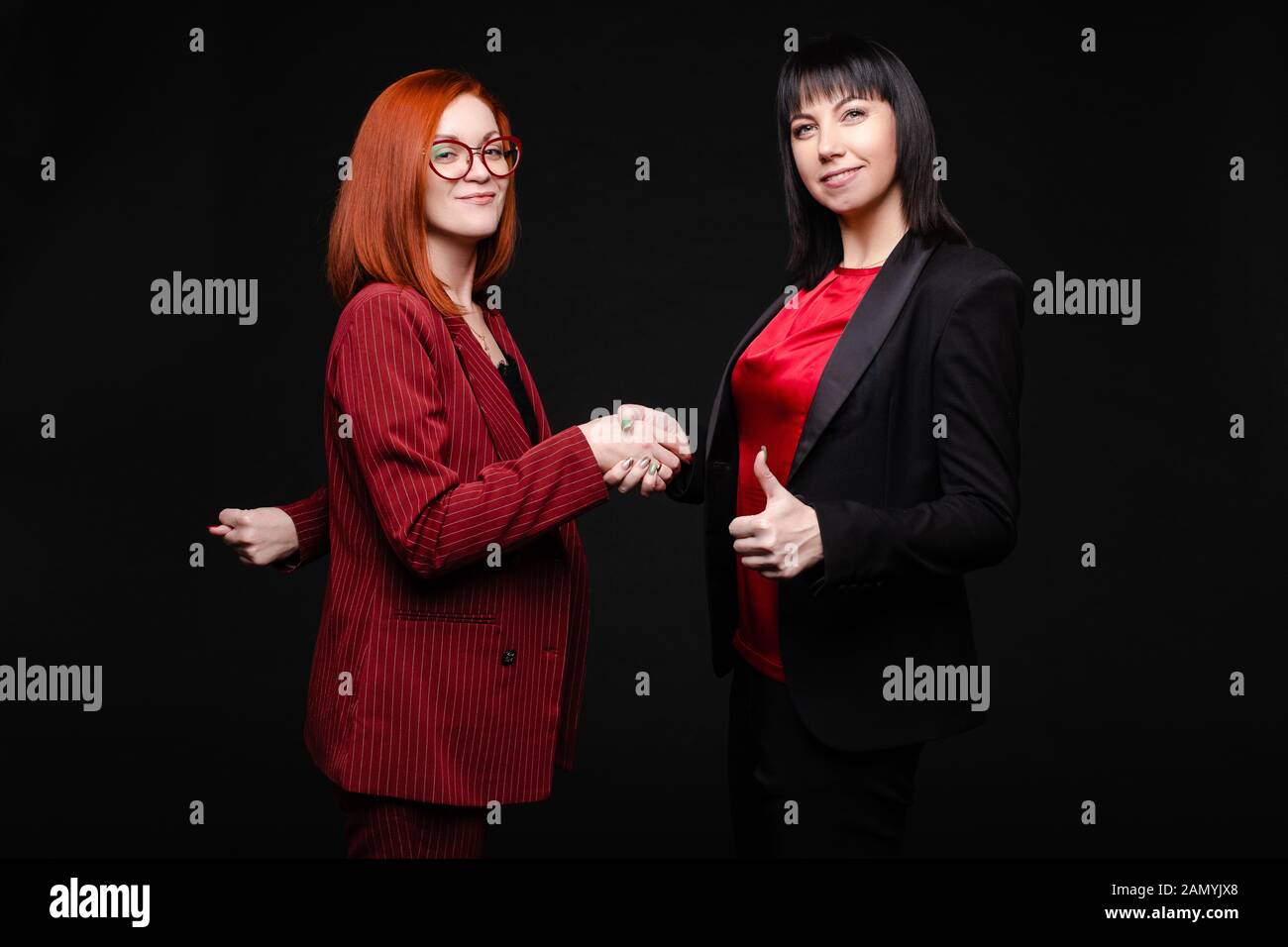 Sorridente piuttosto imprenditrici stringe la mano ad ogni altro Foto Stock