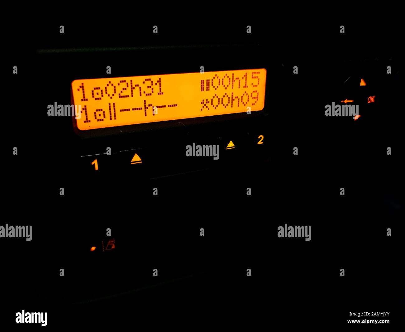 Digital nero tachigrafo illuminata di notte di un carrello. Foto Stock