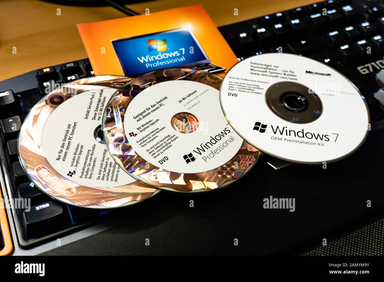 Tre originali Microsoft Windows 7 DVD in una tastiera Foto Stock