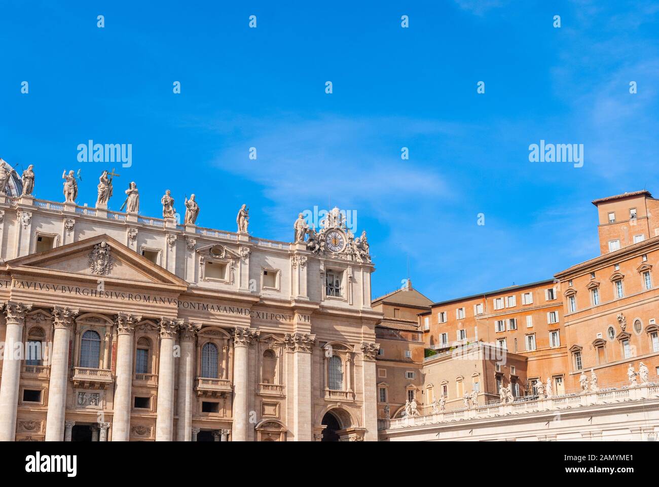 La Basilica di San Pietro sul cielo blu sullo sfondo. Vaticano, Italia Foto Stock
