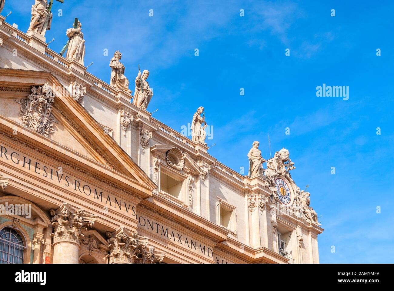 La Basilica di San Pietro sul cielo blu sullo sfondo. Vaticano, Italia Foto Stock
