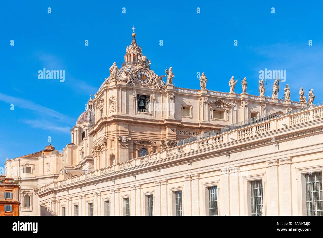 La Basilica di San Pietro sul cielo blu sullo sfondo. Vaticano, Italia Foto Stock