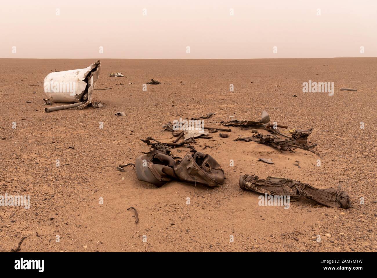 le parti rotte del satellite spaziale caduto o del razzo si schiantarono a terra nel deserto di dasht e lut , iran Foto Stock