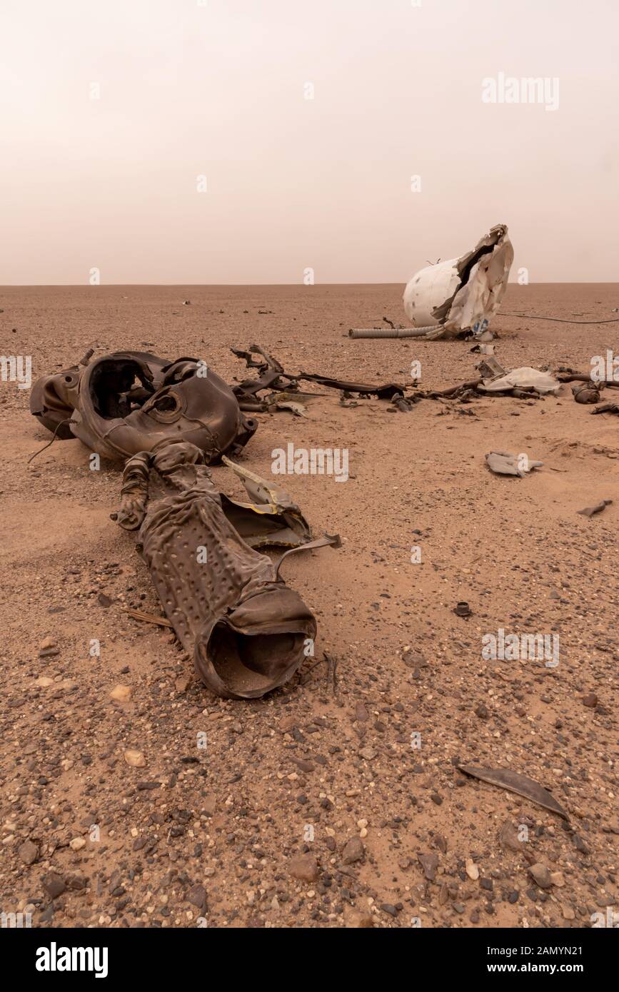 le parti rotte del satellite spaziale caduto o del razzo si schiantarono a terra nel deserto di dasht e lut , iran Foto Stock