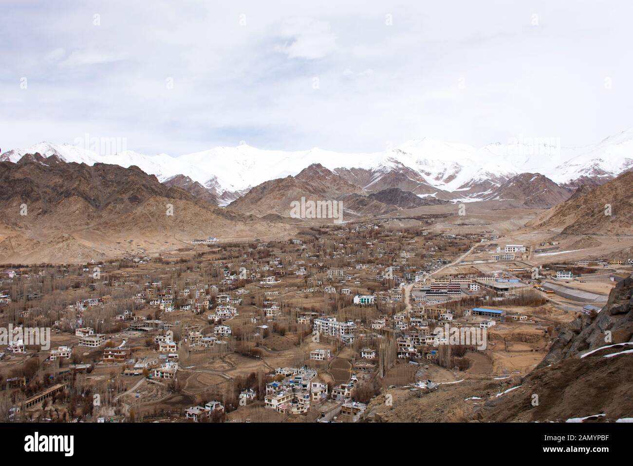 Visualizzare il paesaggio e la città di Leh Ladakh villaggio di alta montagna da viewpoint Tsemo Tempio di Maitreya o Namgyal Tsemo Monastero mentre wint Foto Stock