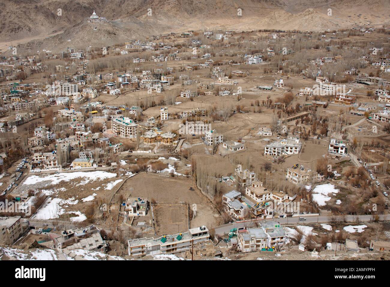 Visualizzare il paesaggio e la città di Leh Ladakh villaggio di alta montagna da viewpoint Tsemo Tempio di Maitreya o Namgyal Tsemo Monastero mentre wint Foto Stock