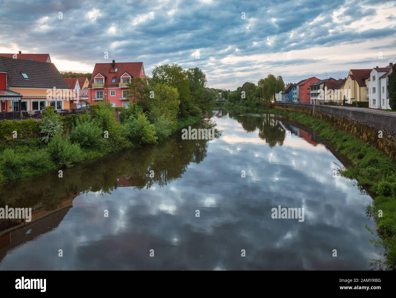 Edifici colorati lungo il fiume Wornitz in una luce del mattino, Donauworth, Swabia, Baviera, Germania Foto Stock