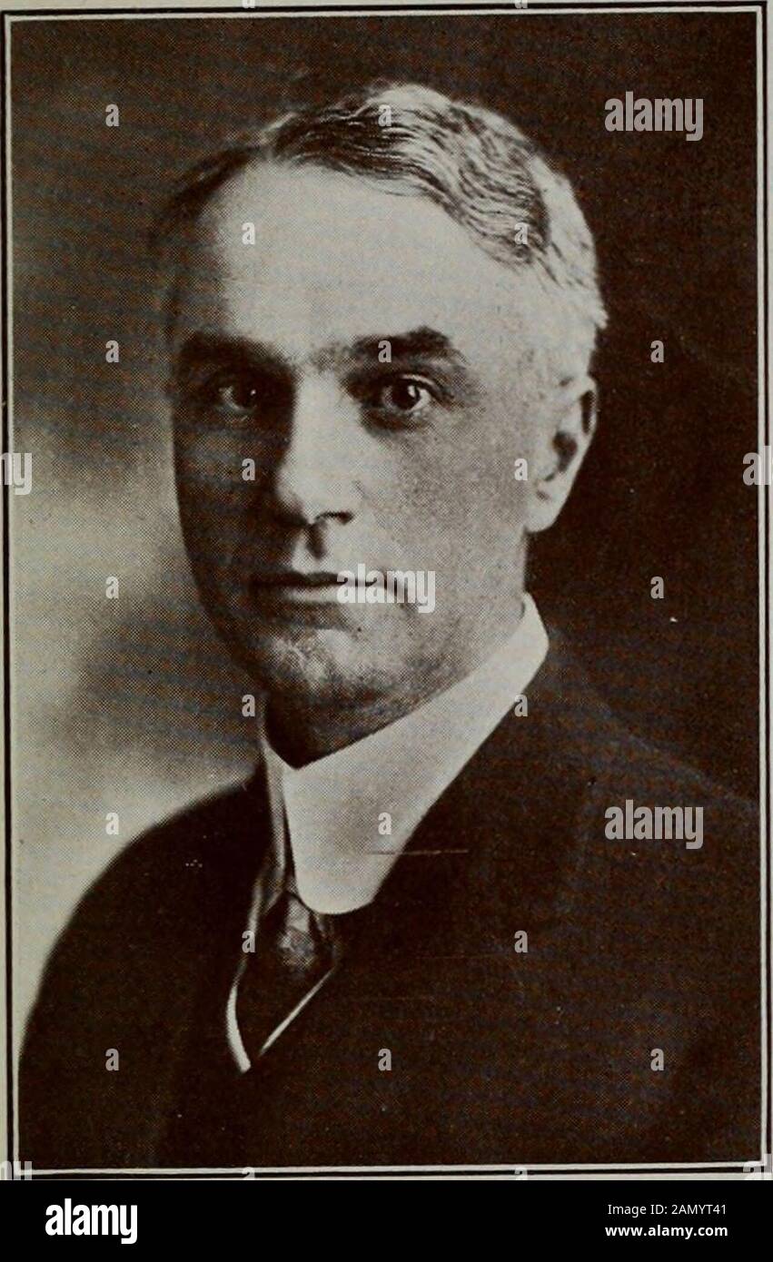 Libro blu municipale di San Francisco, 1915 . nts, insieme alla sua alta reputazione nel mondo commerciale e industriale, turnedthe occhi del pubblico generale su di lui nel 1911 come thecanddate su cui tutte le classi potrebbero unirsi, E come figura ideale per il sindaco di San Francisco durante il periodo im-portant Exposition. È stato eletto al primo, 26 settembre 1911, su una piattaforma che pledera il completamento rapido della ferrovia municipale di Via di Geary e l'estensione del sistema ferroviario^Lunicipal, la costruzione di gallerie, più case scolastiche e parchi giochi, strade pavimentate migliori, costruire Foto Stock