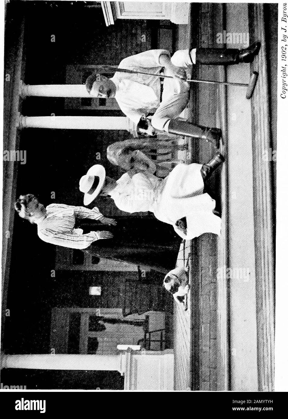 Attori famosi e le loro case . bySo-and-So a Newport o ha avuto questo e che l'altra persona socialmente conosciuta al suo [5] ATTORI FAMOSI figlie provenienti dalla ricezione, Non significa quasi tanto a lui quanto il fatto che thathe rappresenta la terza generazione di Drews sul palco e sua figlia il quarto. Dopo che la signorina Louise era stata presentata alla così-ciety nella forma dovuta, ha seguito le tradizionidella famiglia ed ha andato sul palcoscenico, che becom-ing un membro della sua azienda dei padri. MissEthel Barrymore, che è anche un grande socialPET, è un altro rappresentante dell'ultima generazione di Drews sul Foto Stock