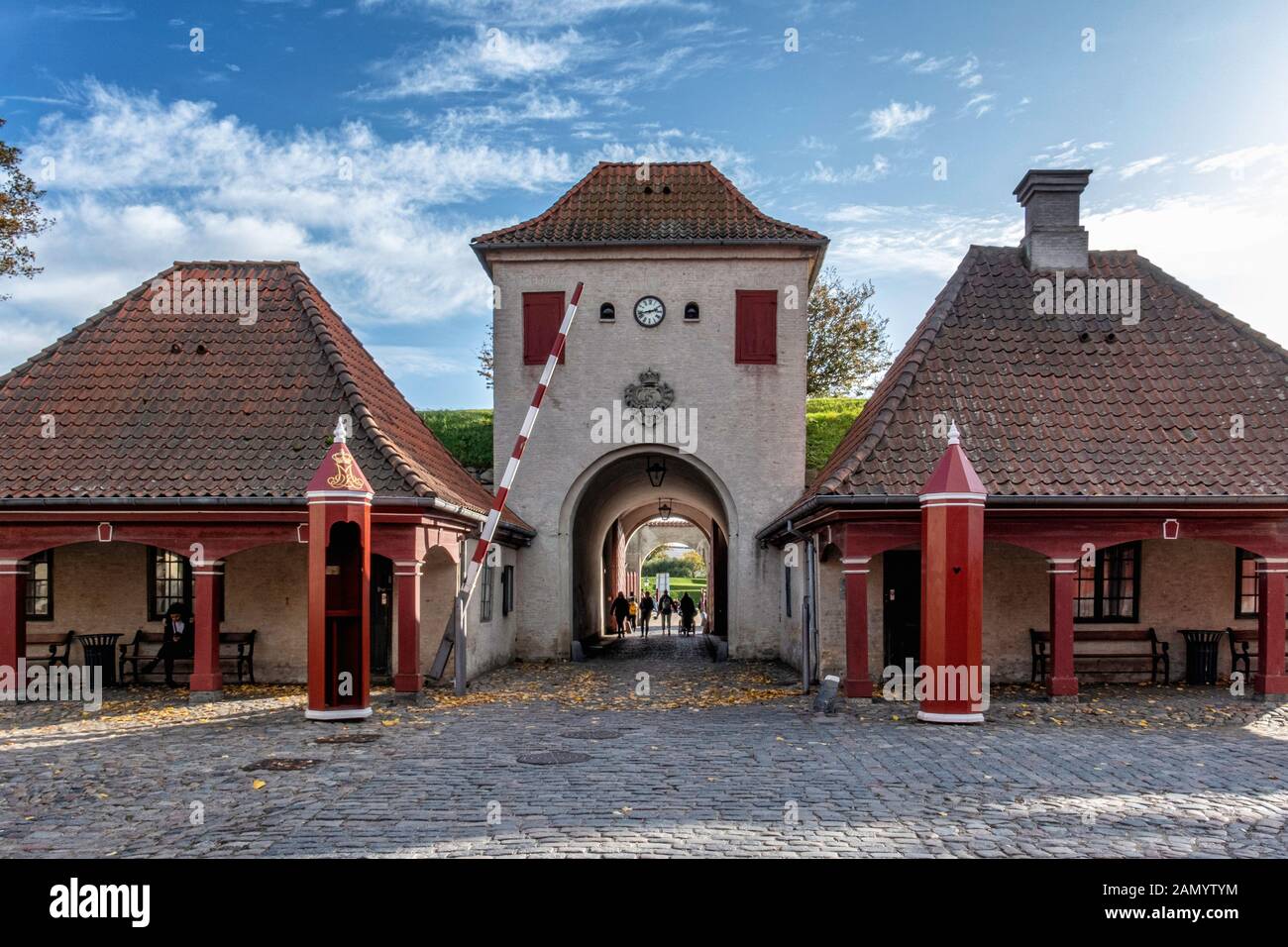 Porta del Re olandese in stile barocco cancello interno con guardiola e orologio. Ingresso Nord della cittadella di Kastellet fortezza, Gopenhagen, Danimarca Foto Stock