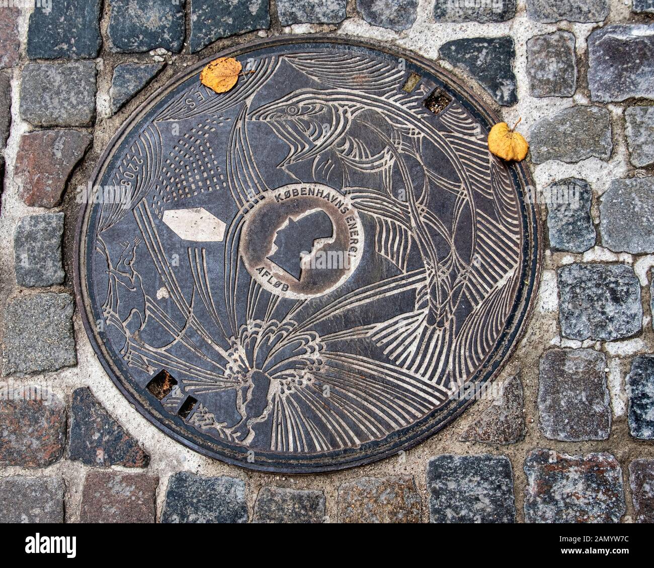 La copertina del tombino disegnata da Peter Hentze raffigura la storia di Hans Christian Andersen ‘il Soldato della Tin. Copenaghen, Danimarca Foto Stock