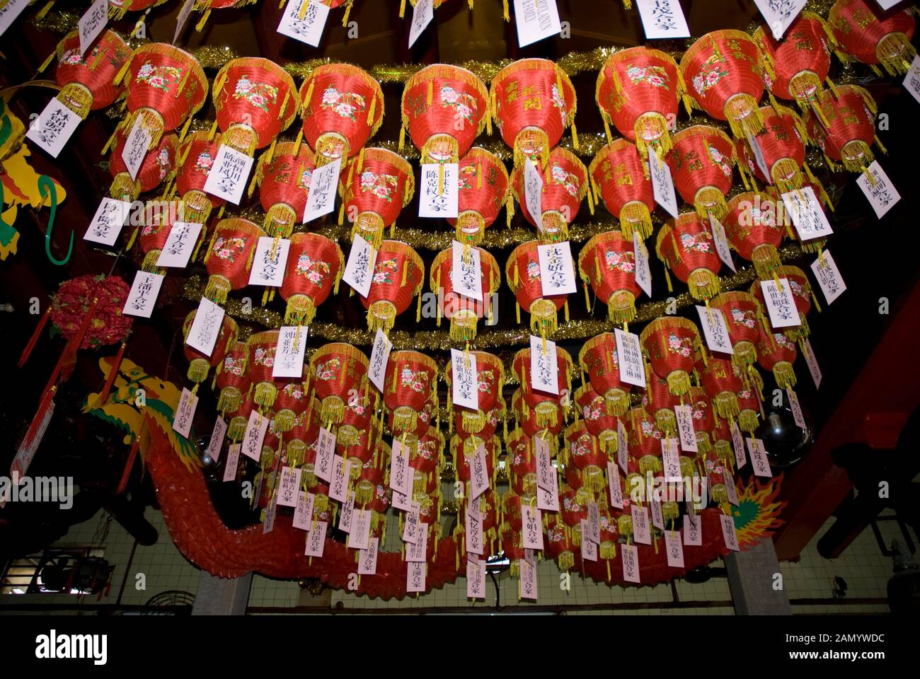 Lanterne di carta con preghiere, Leong San vedere il tempio, Little India, Singapore Foto Stock