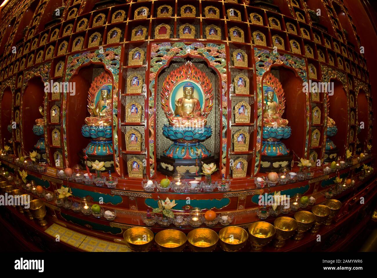 Statue di Buddha in nicchie, del Dente del Buddha reliquia del tempio e museo, Chinatown, Singapore Foto Stock