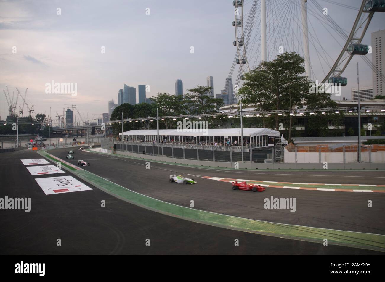 Formula 2 racing cars con il quartiere centrale degli affari e il Singapore Flyer in background, Grand Prix di Singapore, il quartiere centrale degli affari, Singapore Foto Stock