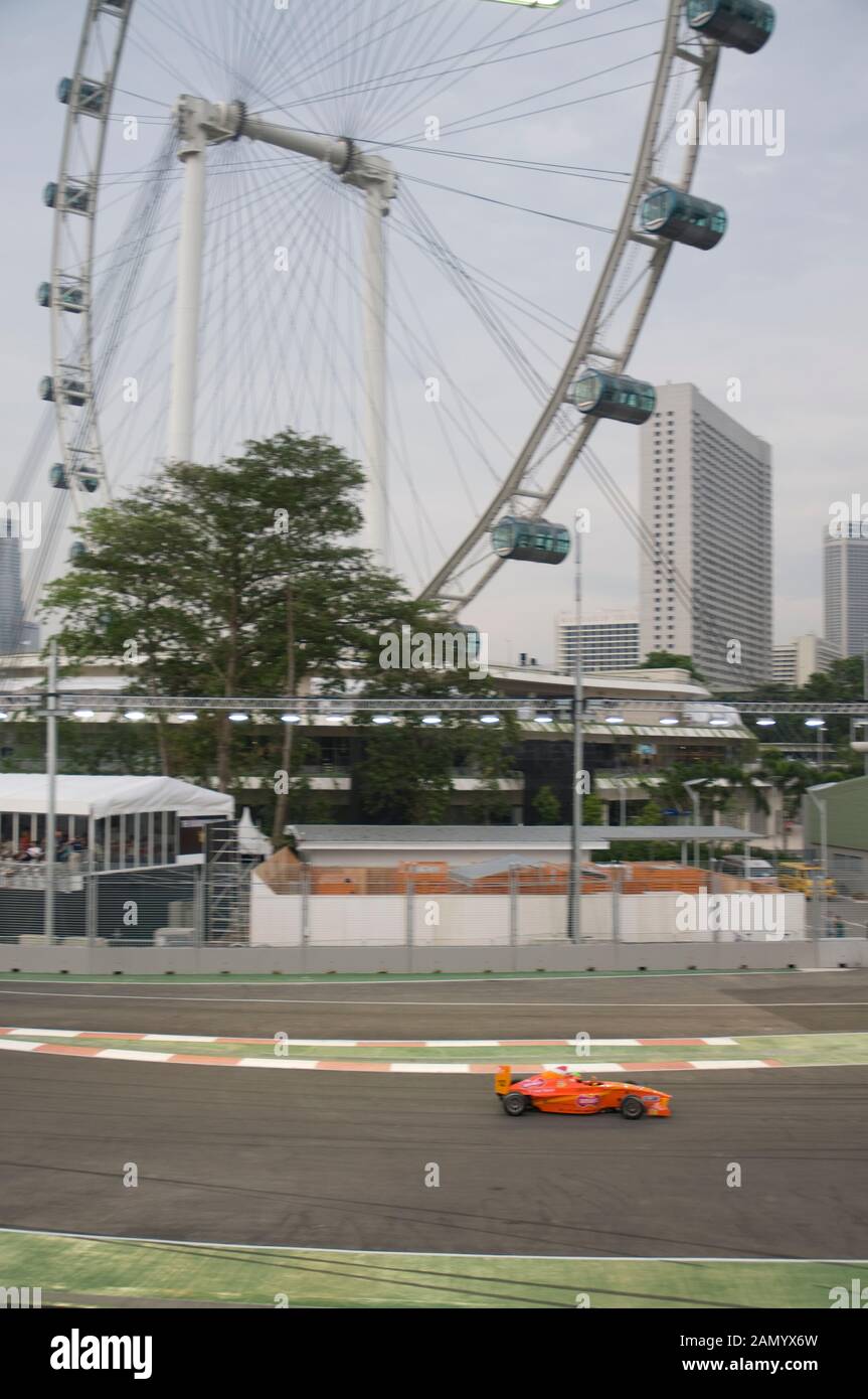Formula 2 racing cars con Singapore Flyer in background, Grand Prix di Singapore, il quartiere centrale degli affari, Singapore Foto Stock