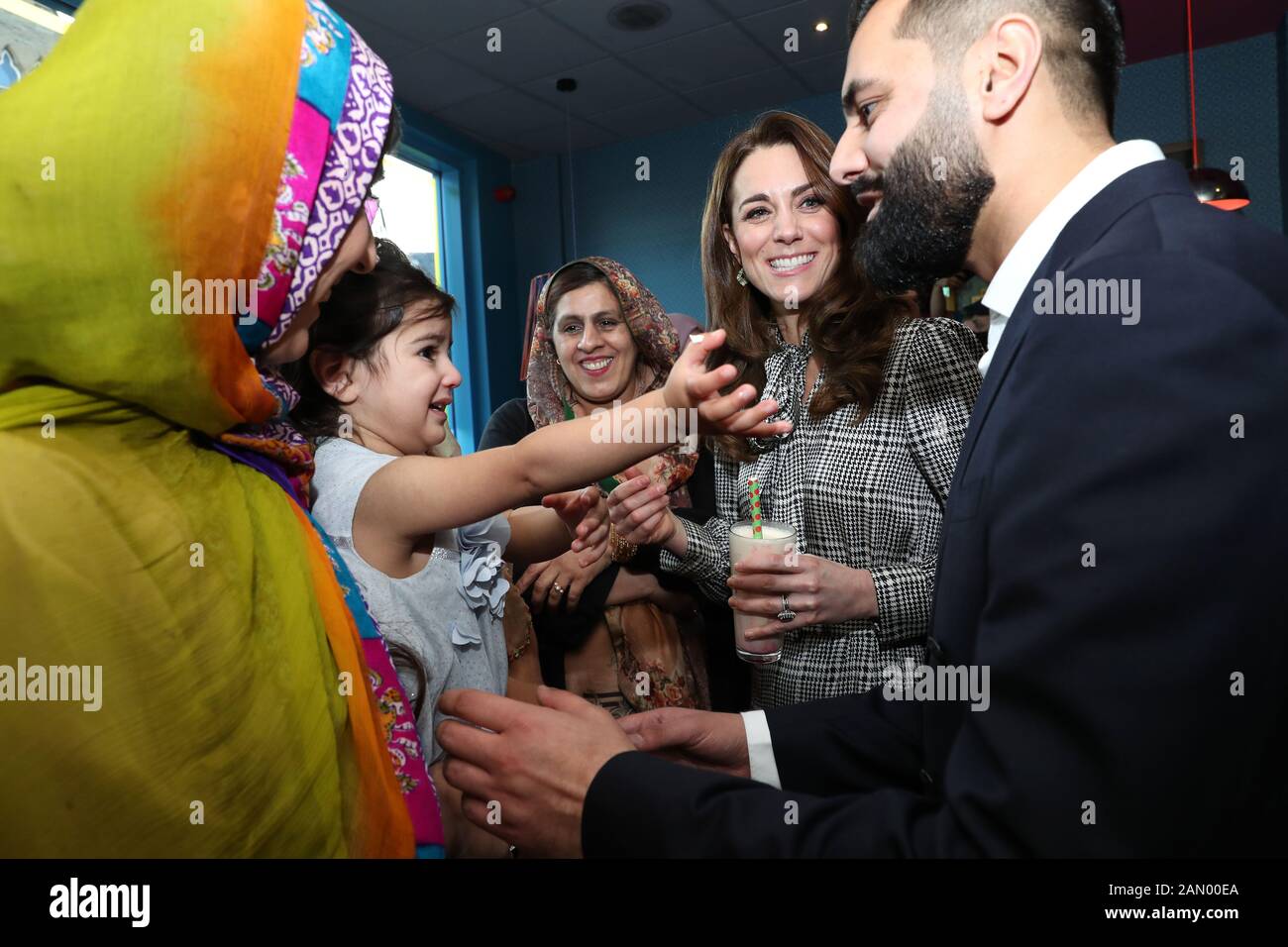 La duchessa di Cambridge incontra rappresentanti del UK Womens Muslim Council e donne la cui vita ha beneficiato del Circolo di Curry Councils durante una visita al ristorante MyLahore di Bradford. Foto Stock