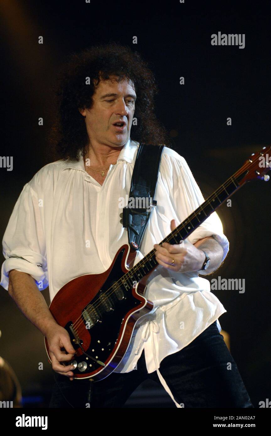 Milano Italia 05/04/2005, concerto dal vivo della Regina al Forum Assago : Brian May durante il concerto Foto Stock