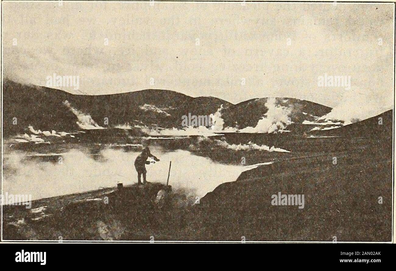 Moving Picture Age (1920) . t fatti scientifici sono stati stabiliti da queste spedizioni. In effetti, la sola con-dizione ora esistente ha permesso agli scienziati di attualizzare il funzionamento di un vulcano dall'interno e di fare molte nuove scoperte. È a causa dell'importante uso istruttivo di queste immagini che la Società geografica THENATIONAL ha permesso la loro distribuzione. Una certa idea della violenza del Monte Katmaieruption può essere guadagnata quando è dichiarato che tutto l'edificio in tutta la città di New York potrebbe essere attraverso il cratere e sarebbe ancora solo un terzo Foto Stock