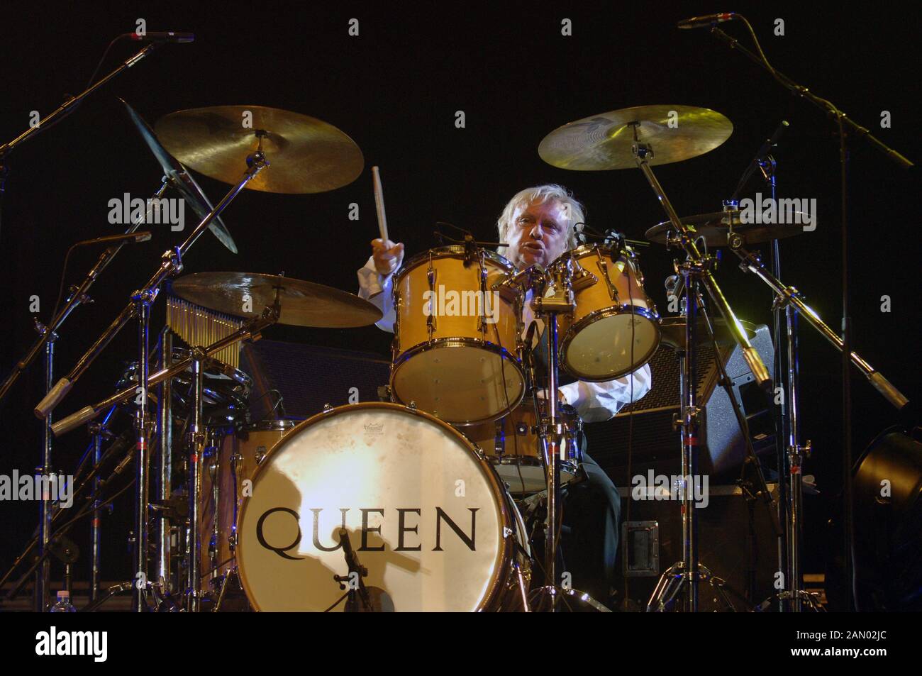 Milano Italia 05/04/2005, concerto dal vivo della Regina al Forum Assago : Roger Taylor durante il concerto Foto Stock