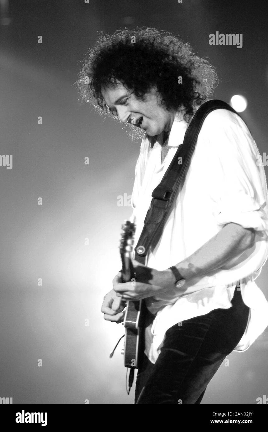 Milano Italia 05/04/2005, concerto dal vivo della Regina al Forum Assago : Brian May durante il concerto Foto Stock