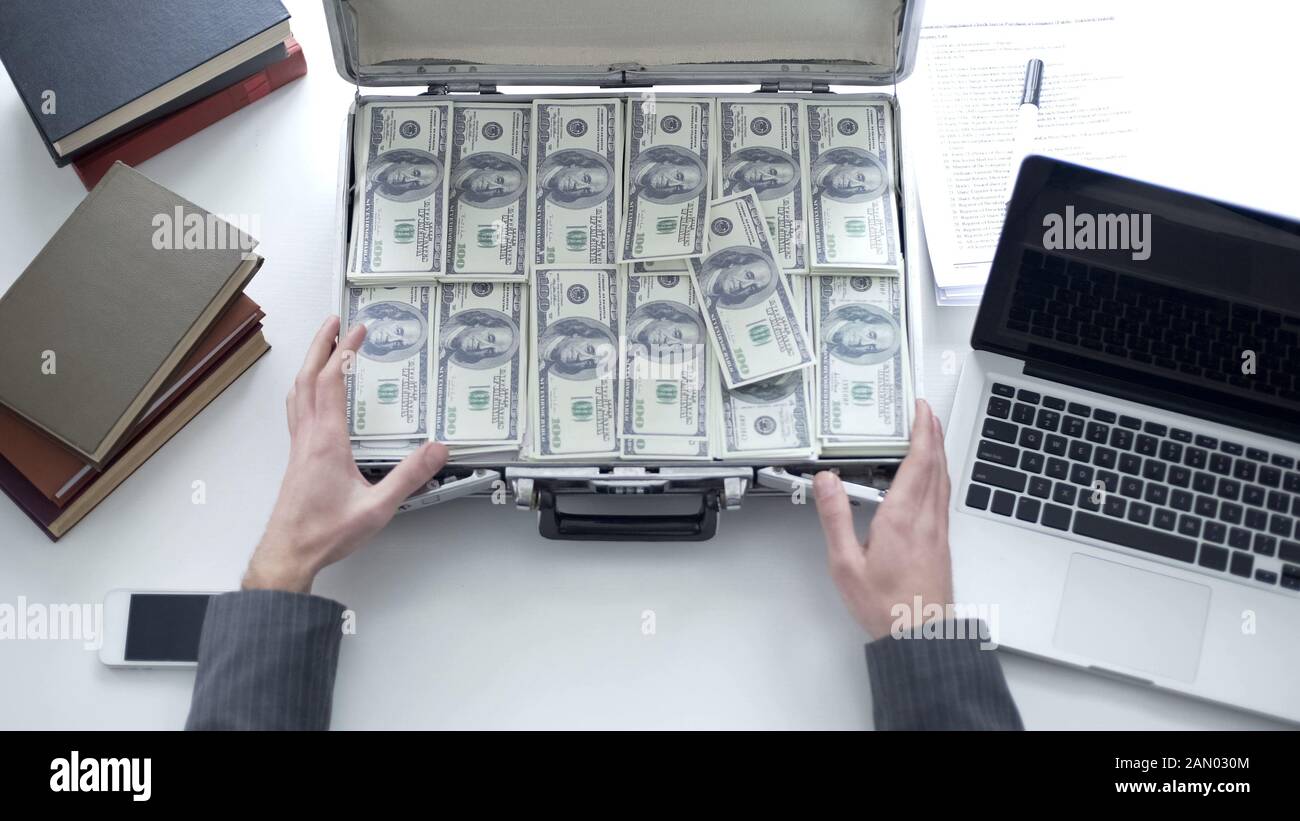 Business man caso di apertura piena di denaro, pagamento per informazioni privilegiate Foto Stock