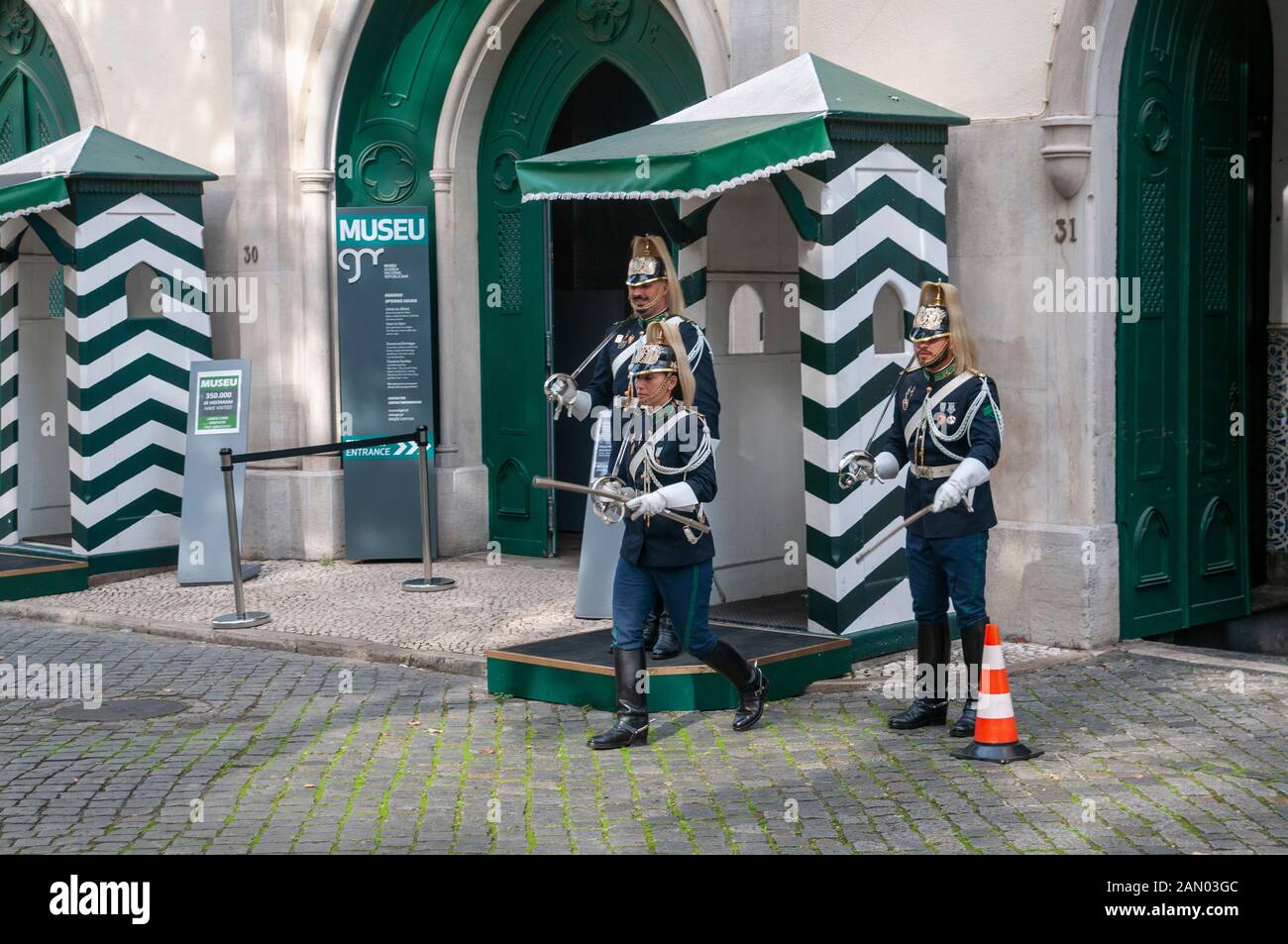Guardia Nazionale Repubblicana (Guarda Nacional Republicana) in servizio al di fuori della sede Generale della GNR in Largo do Carmo, Lisbona, Portogallo Foto Stock