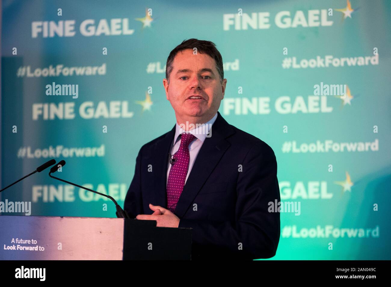 Ministro delle Finanze e delle spese pubbliche e Riforma Paschal Donohoe (fine Gael Direttore Delle Elezioni) durante il lancio della campagna elettorale generale fine Gael a Combilift ad Annahagh, Co. Monaghan. Foto Stock