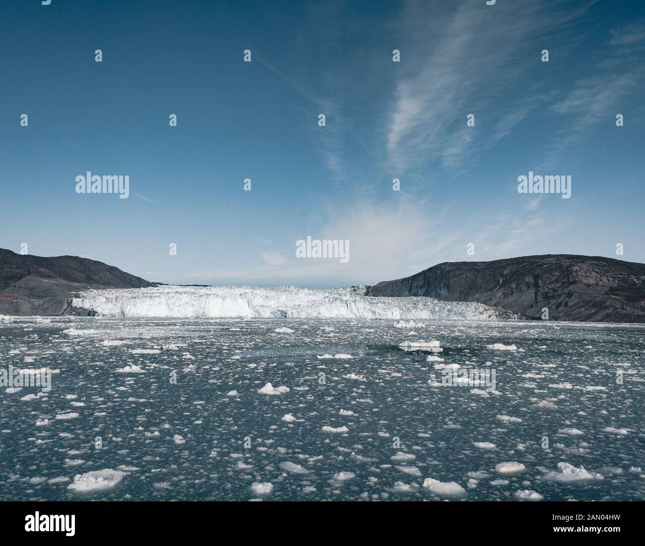 La Groenlandia, Eqip Sermia, ghiacciaio di Eqi Sermia in Groenlandia Disko Bay. Gita in barca al mattino al di sopra del mare artico,baia di Baffin, ghiacciaio del parto. Rompere il ghiaccio di Foto Stock