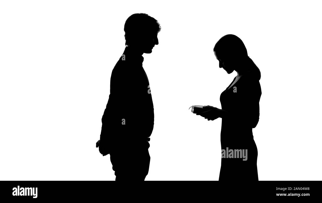 Silhouette femminile guardando boyfriends dono, relazione romantica, datazione Foto Stock