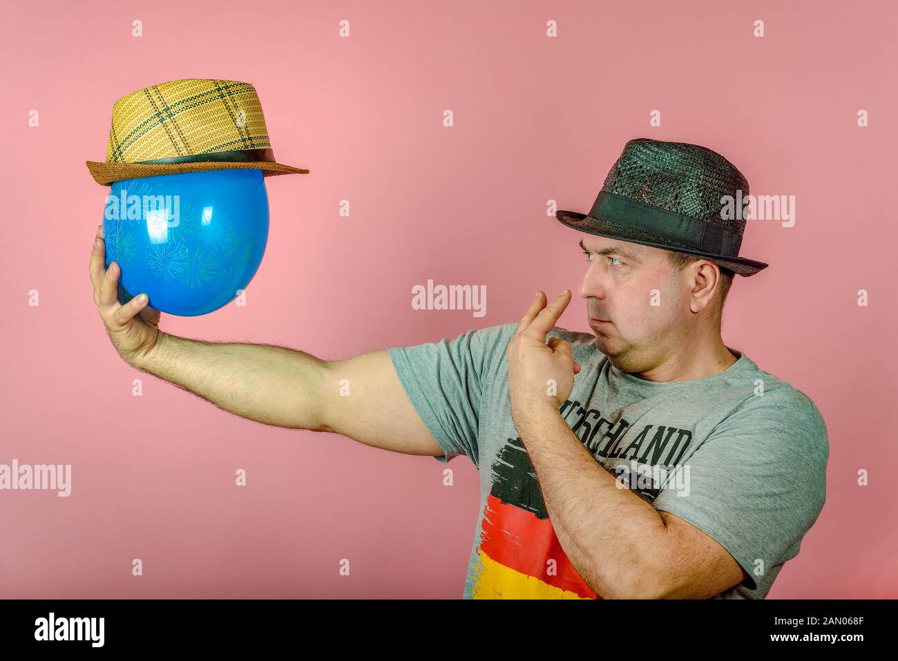 Un uomo è amici con un palloncino blu, un amico immaginario, il concetto di amicizia virtuale sulla rete e reti sociali. Foto Stock