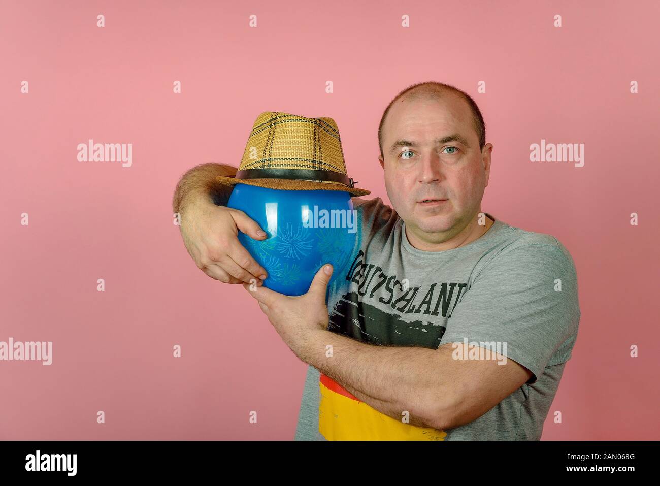 Un uomo è amici con un palloncino blu, un amico immaginario, il concetto di amicizia virtuale sulla rete e reti sociali. Foto Stock