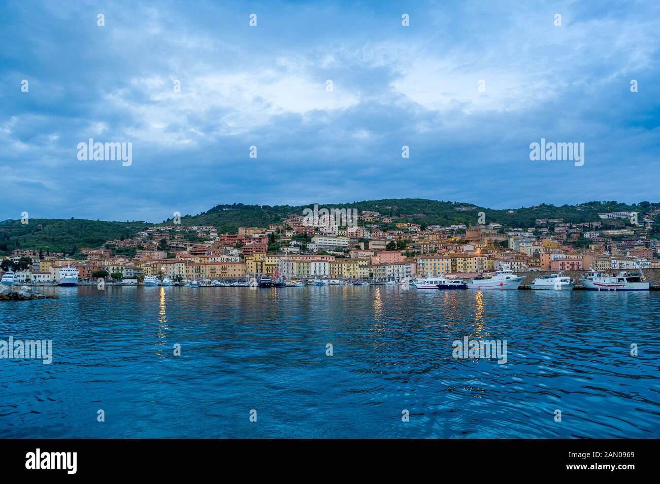 Porto Santo Stefano vista notturna dall'acqua. Toscana, Italia. Foto Stock