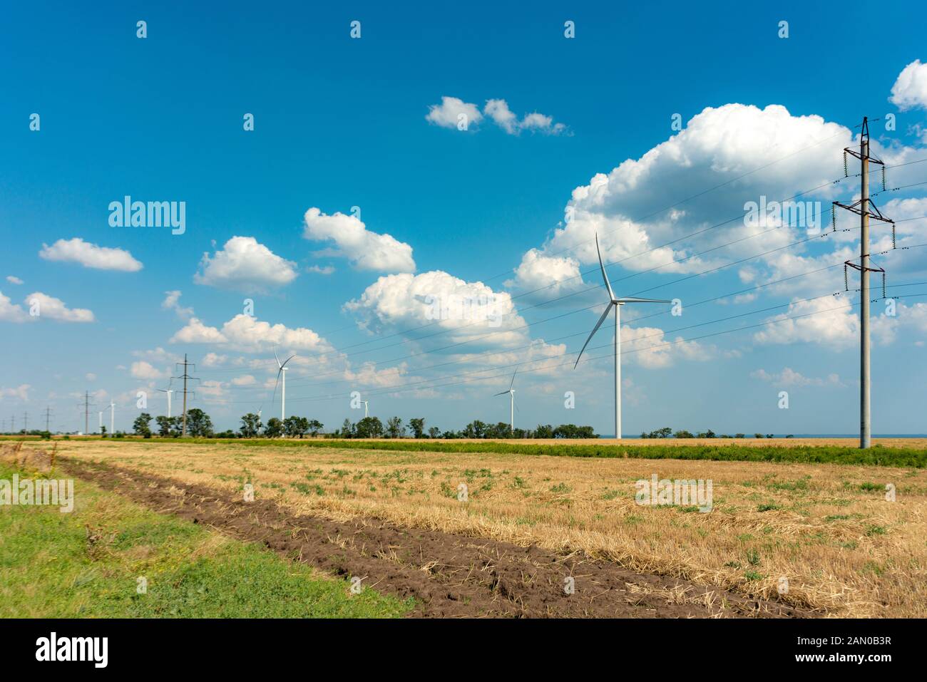 Generatori di vento con motori a turbina e lame di grandi dimensioni. Energia elettrica generatori di aria sono disposti nel campo. Foto Stock