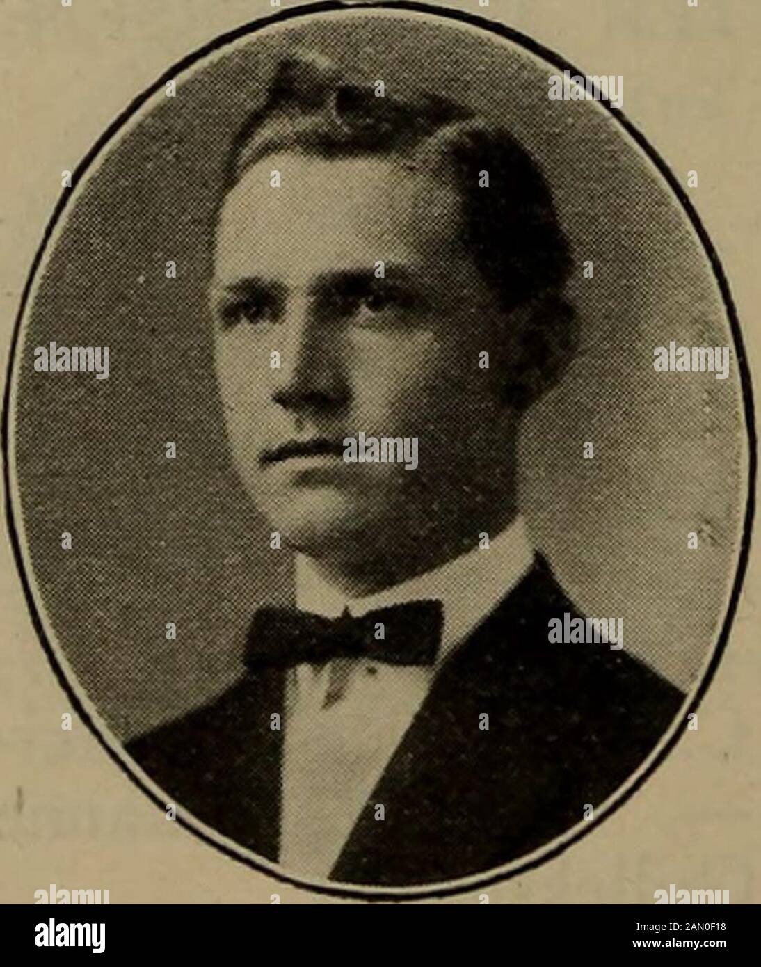 Norsk lutherske prester i Amerika, 1843-1913 . Glenn, Hans Jacob. Ord. 1910. Forenede kirke, 1910. F. i Fredrikstad, Nedre Borgesyssel, Kristiania, 17 jan. 1882, af Hans Jacob Glenne og Caroline (F.. Olson), udv. 82, frekv. St. Olaf Coll., 02-08(A.B.), U. C. Sem., 08-10, 13-14 (C.T.), prest, pastore studentesco. N. D. Univ., Grand Forks, N. D., 10-12 Grafton, N. D., 12. *Helga L. Toft,10.. Sala, Martin A. Ord. 1910. Hauges synode, 1910. F. i Creston, III, 5 juni 1885, af Michael J. H.og Siri (F.. Halsne), frekv. Red Wing Sem., 03-10(C.T.), prest. Tofte, Minn., 10-11, Conrad, Mont., 11-13, Mosca, Ida. Foto Stock