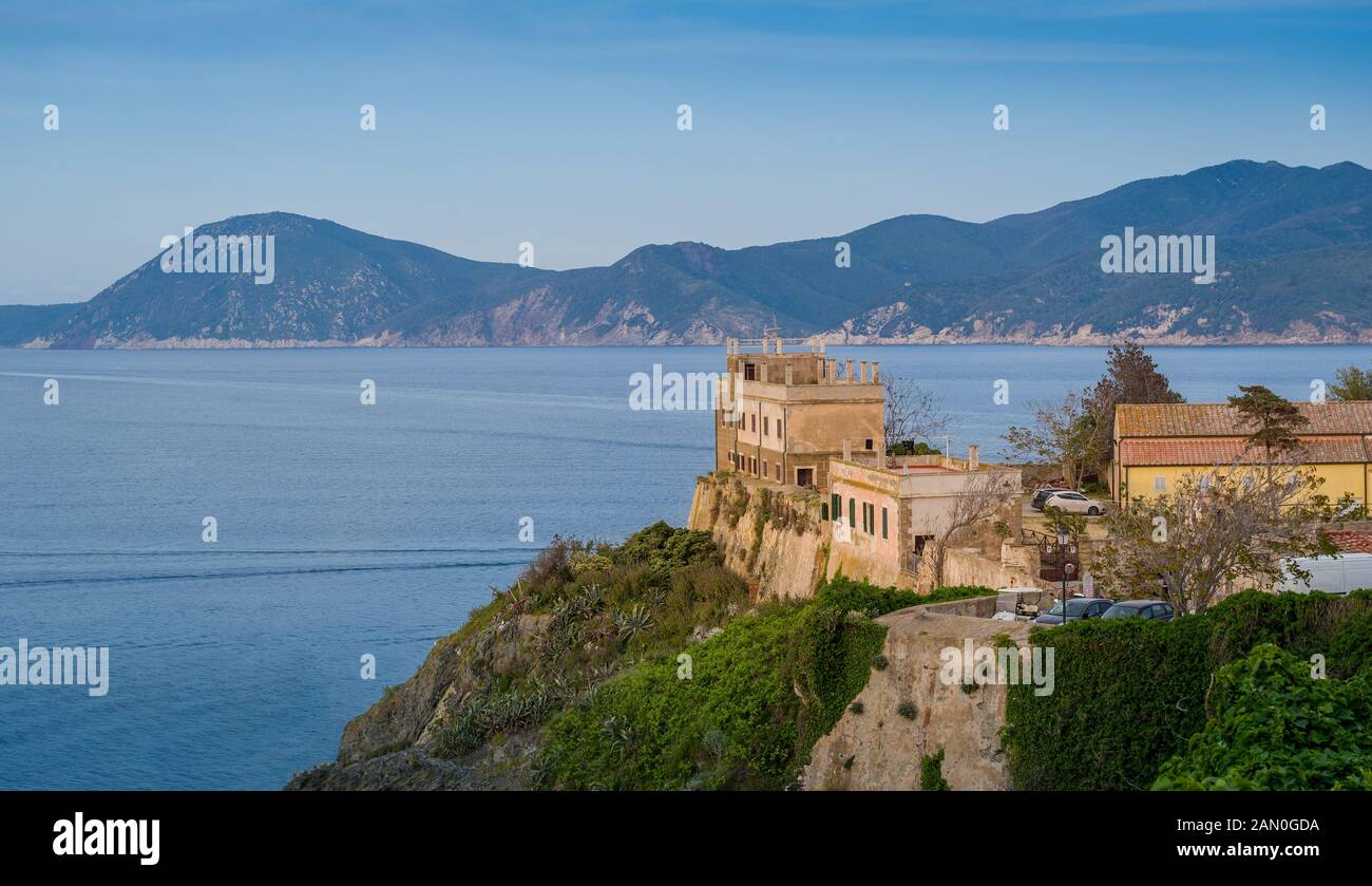 Isola d'Elba, gli edifici del centro storico di Portoferraio sulla scogliera, Italia Foto Stock