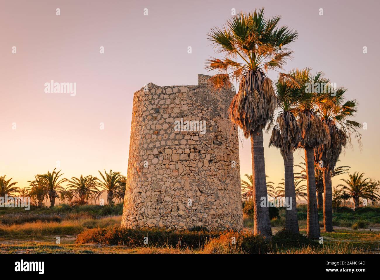 Tramonto foto di Torre nuragica noto come Torre spagnola nella spiaggia del Poetto di Cagliari Foto Stock