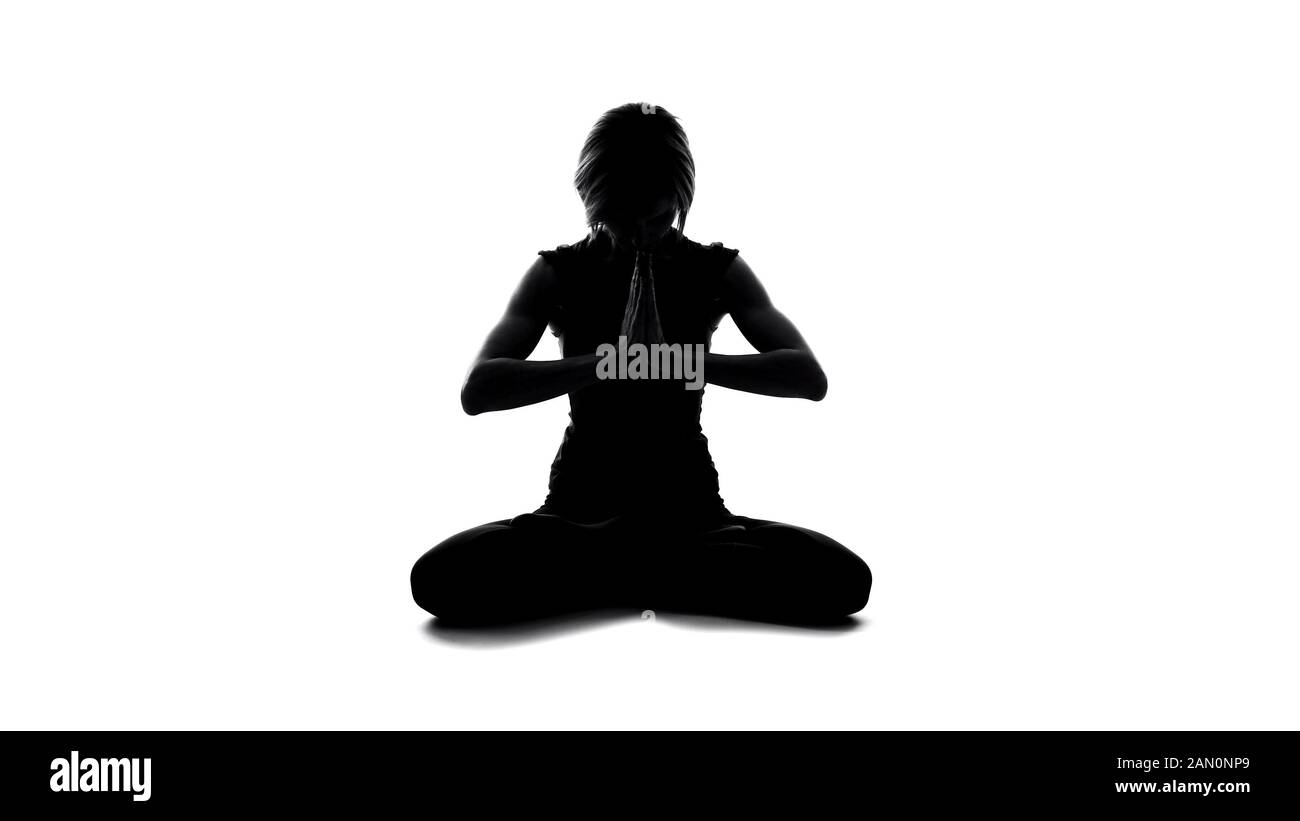 Meditando silhouette femminile seduta posa lotus, yoga consapevolezza, spiritualità Foto Stock