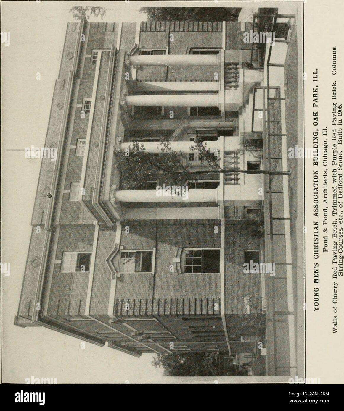 Cyclopedia di architettura, carpenteria e costruzione : un lavoro generale di riferimento . Studio DEGLI ORDINI 127 tablature che portano un rapporto con l'altezza della colonna di about2 a 9, o un httle più di due diametri. L'Erechtheum. L'Erechtheum o Triple Temple ad Athensis un piano eccezionale in greco di lavoro, e richiede una spiegazione speciale. Questo Triple Temple, situato sul lato nord degli AcropoUs, era dedicato al culto di tre divinità separate. Il fronte principale, un portico a sei colonne, è stato termedil Tempio di Erechtheus, andwas collegato attraverso la strada a lato (vedere pianta, Foto Stock