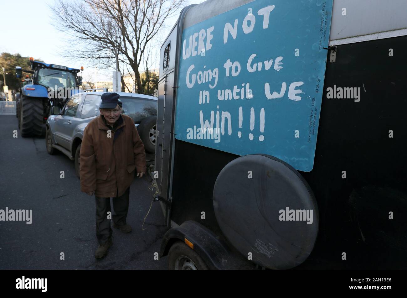 Vincent Black, un agricoltore di Cavan, tra i trattori parcheggiati su Merrion Square nel centro di Dublino, come protesta degli agricoltori sui prezzi che ottengono per i loro prodotti continua. Foto Stock