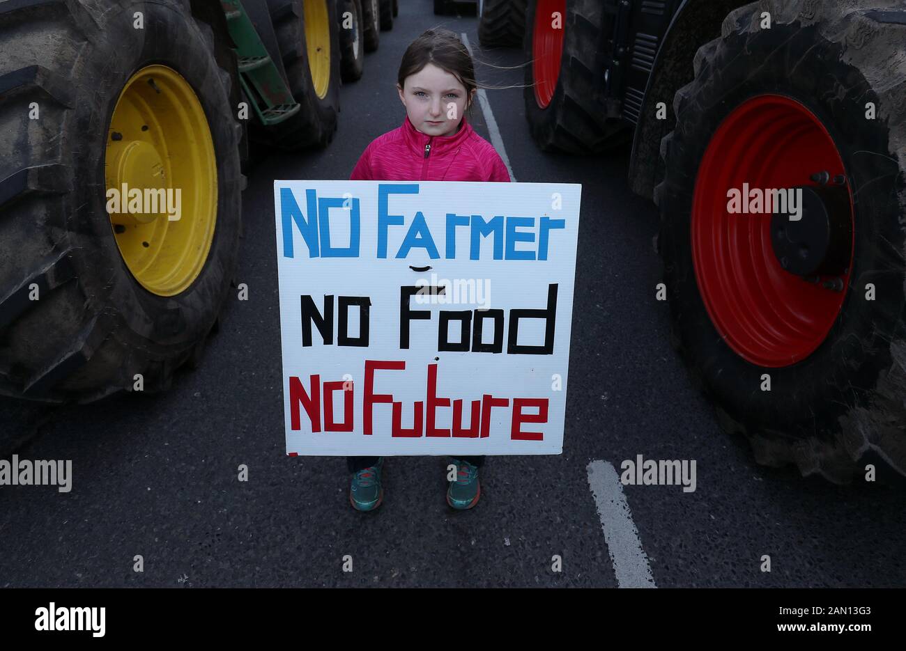 Shauna Smith (9), da Cavan, tra i trattori parcheggiati su Merrion Square nel centro di Dublino come protesta degli agricoltori sui prezzi che ottengono per i loro prodotti continua. Foto Stock