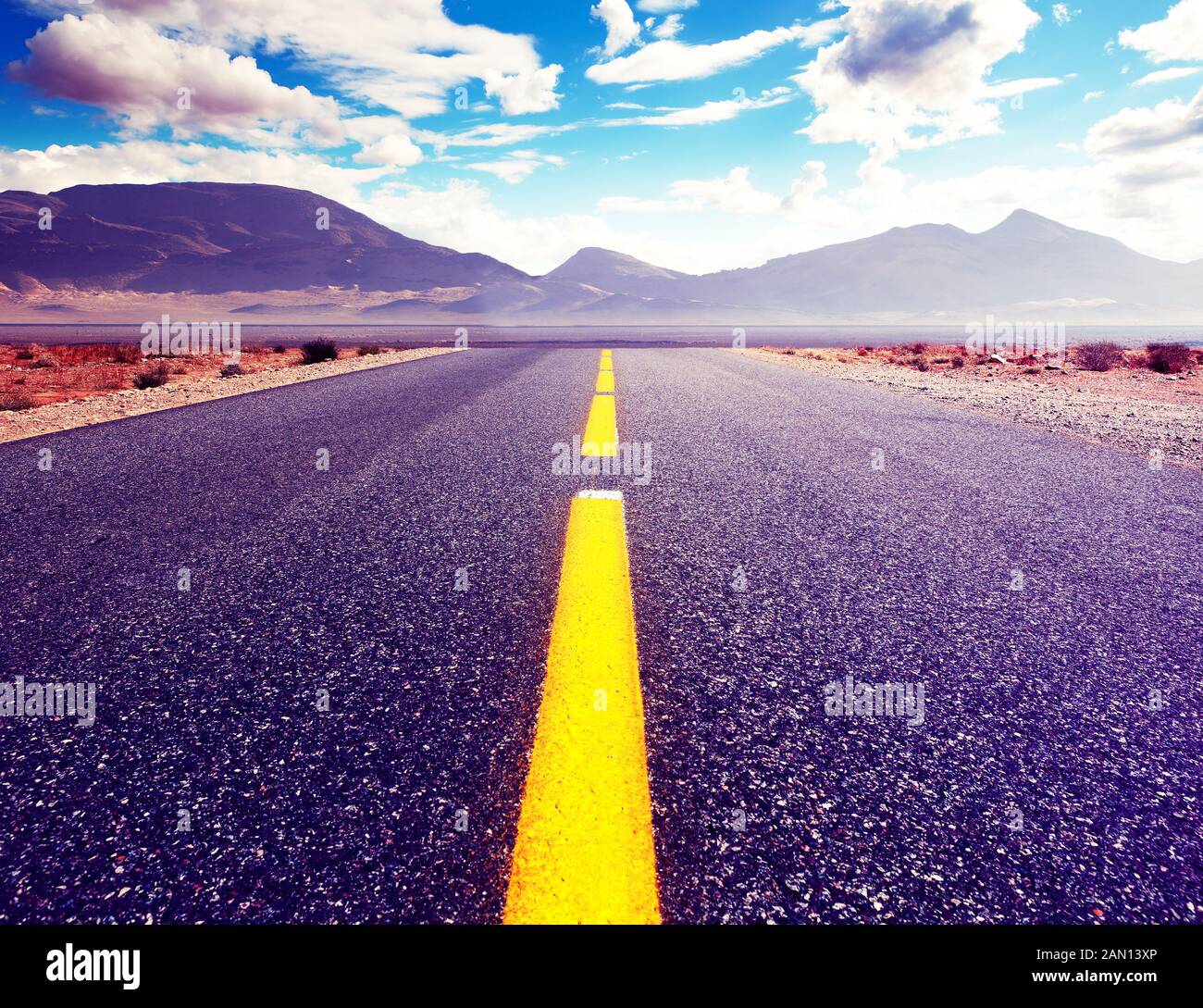 Viaggio in auto e strada panoramica del deserto. Avventure e concetto di destinazione. Fondo strada di campagna e paesaggio colorato tramonto. Foto Stock