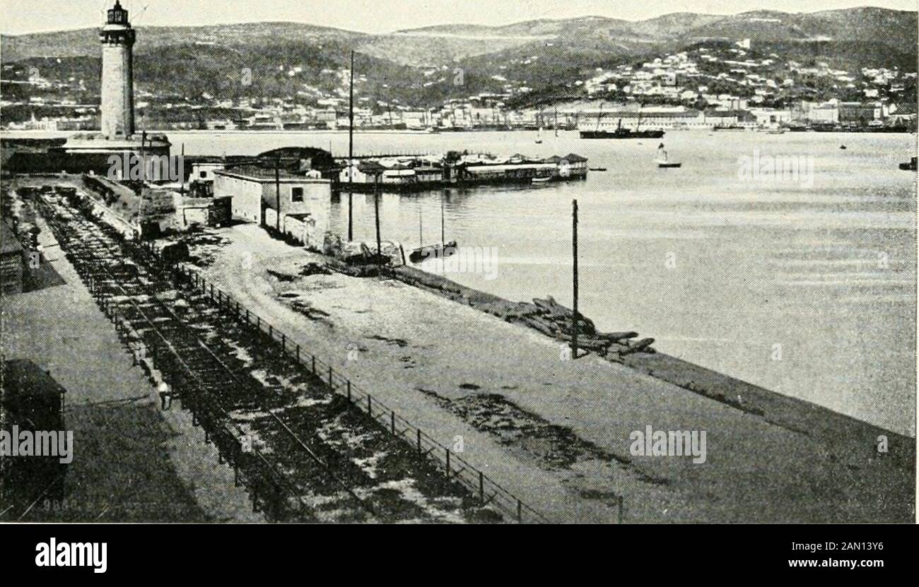 Trieste . UNA SCALINATA A CITTÀ VECCHIA. (Non. G. Morpurgo). II La CITA NUOVA, Piazza grande, zona della città antica, ma completa innovazione edifici e amplificata fino a una giungere alla riva del mare, è anche il centro dellacittà nuova. Questa ha invaso tutta la parte piana, non mola vasta però, che giacea nord del colle di S. giusto; e poiché la pianura era un certo punto introttadal colle del Farneto, anche la città si è da quella parte forex in due rami, la bar-riera vecchia e laccedotto; oggi la necessità di nuovi ingrandimenti ha coestensoad aprir nuove vie, in Foto Stock