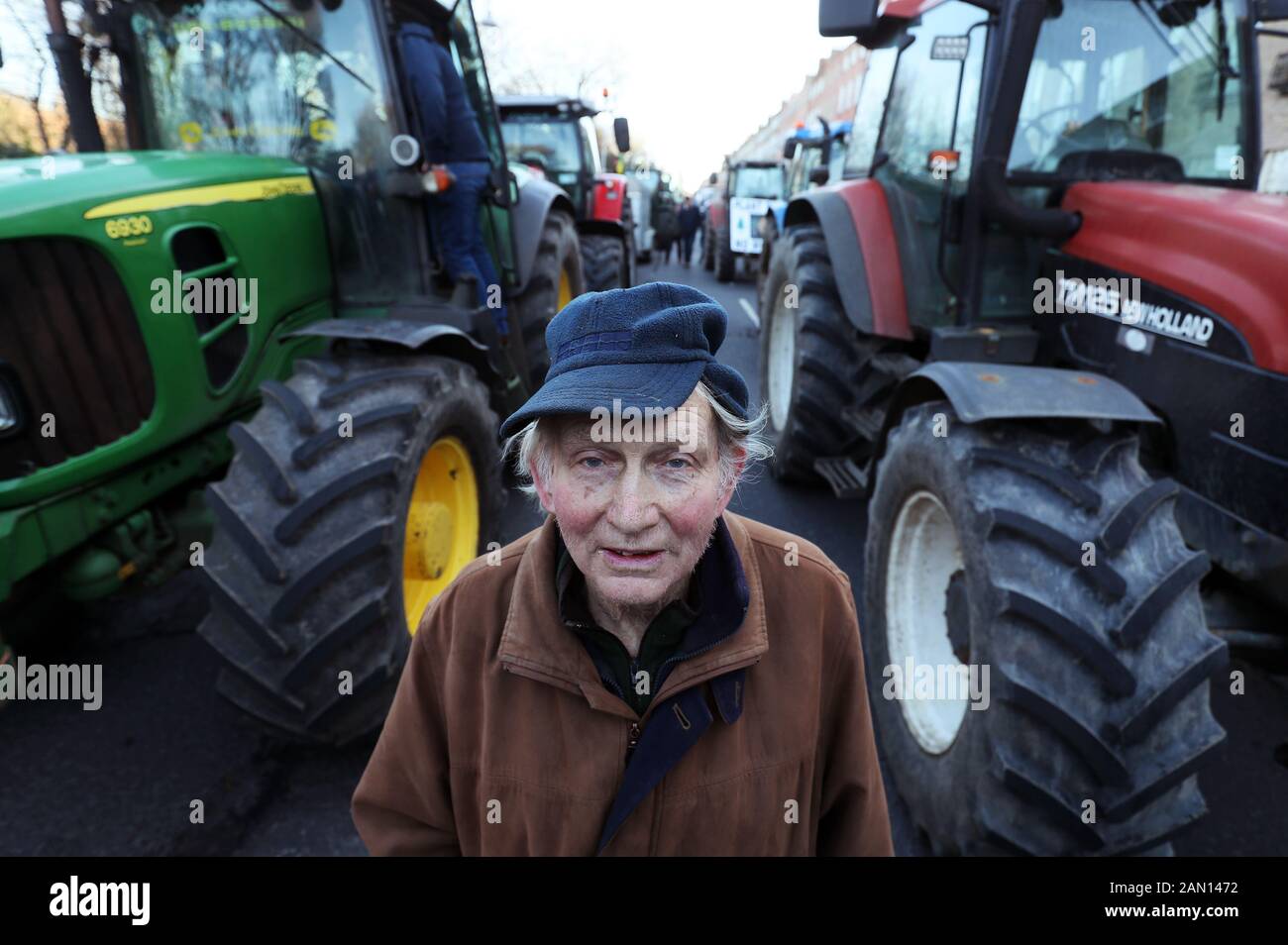 Vincent Black, un agricoltore di Cavan, tra i trattori parcheggiati su Merrion Square nel centro di Dublino, come protesta degli agricoltori sui prezzi che ottengono per i loro prodotti continua. Foto Stock