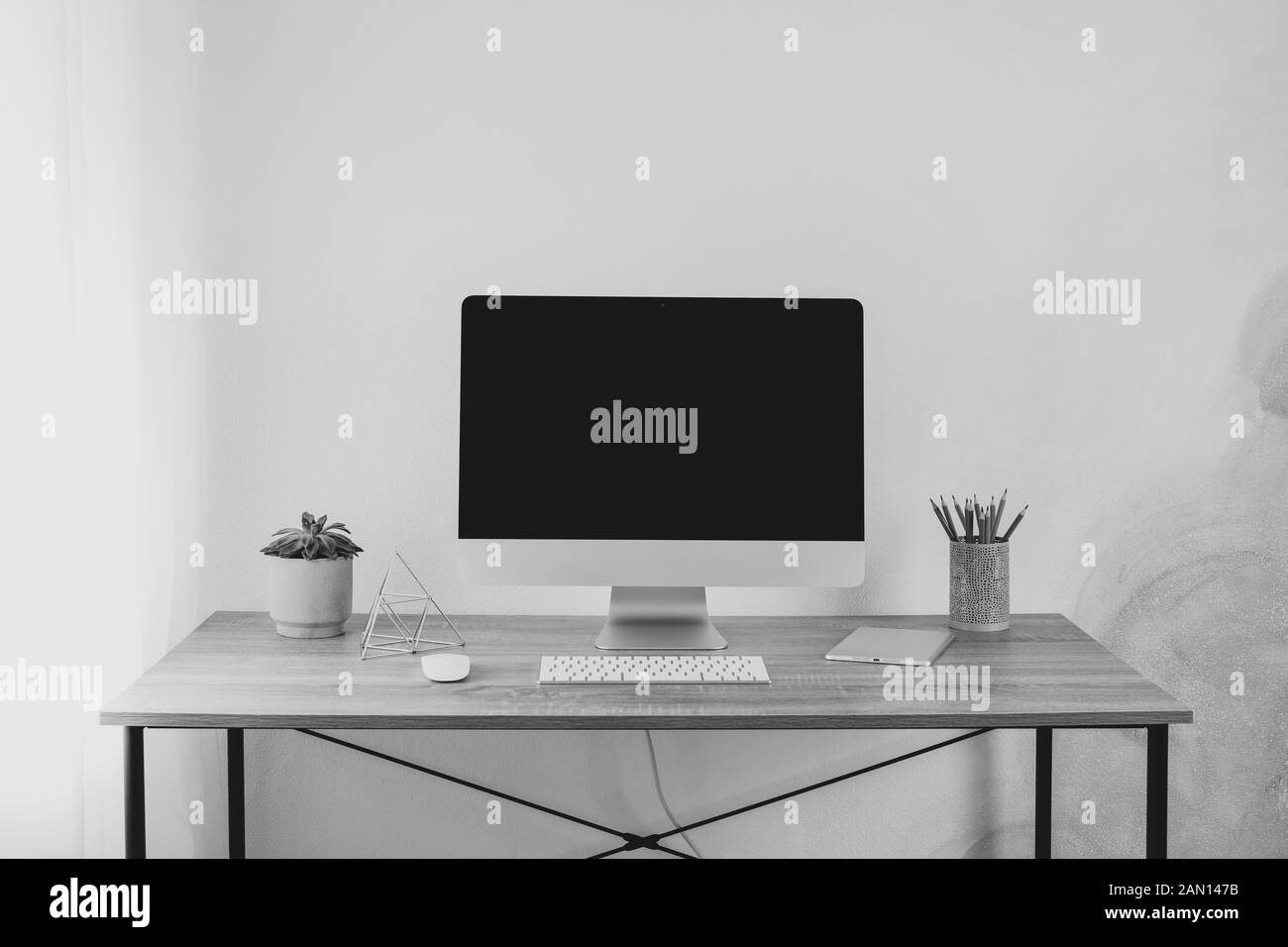 Luogo di lavoro con computer, tablet e pianta su tavola di legno, spazio per il testo Foto Stock
