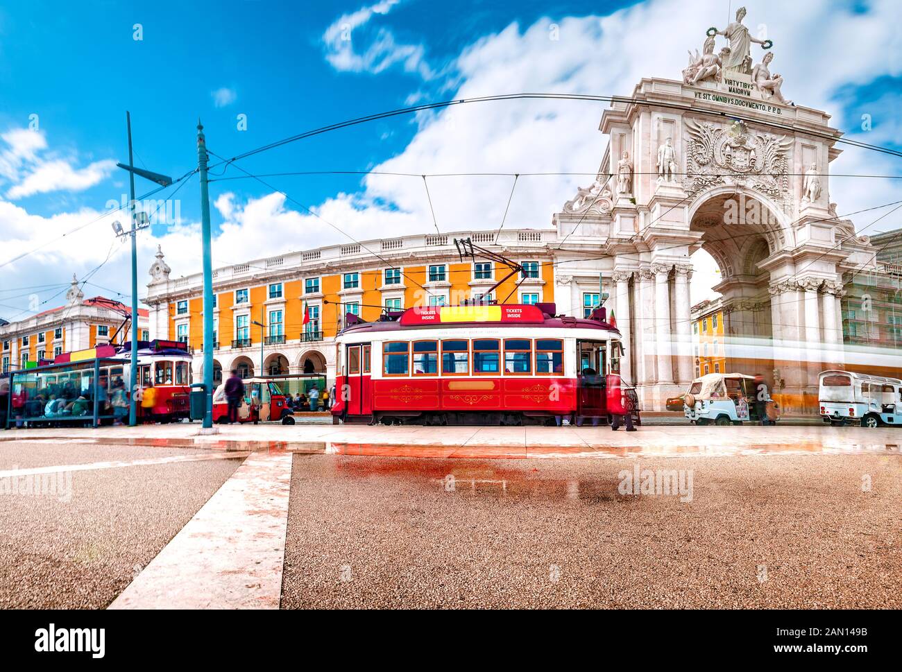 Lisbona, Portogallo. Coloratissima street photography. Turismo in tram storico della città. Foto Stock