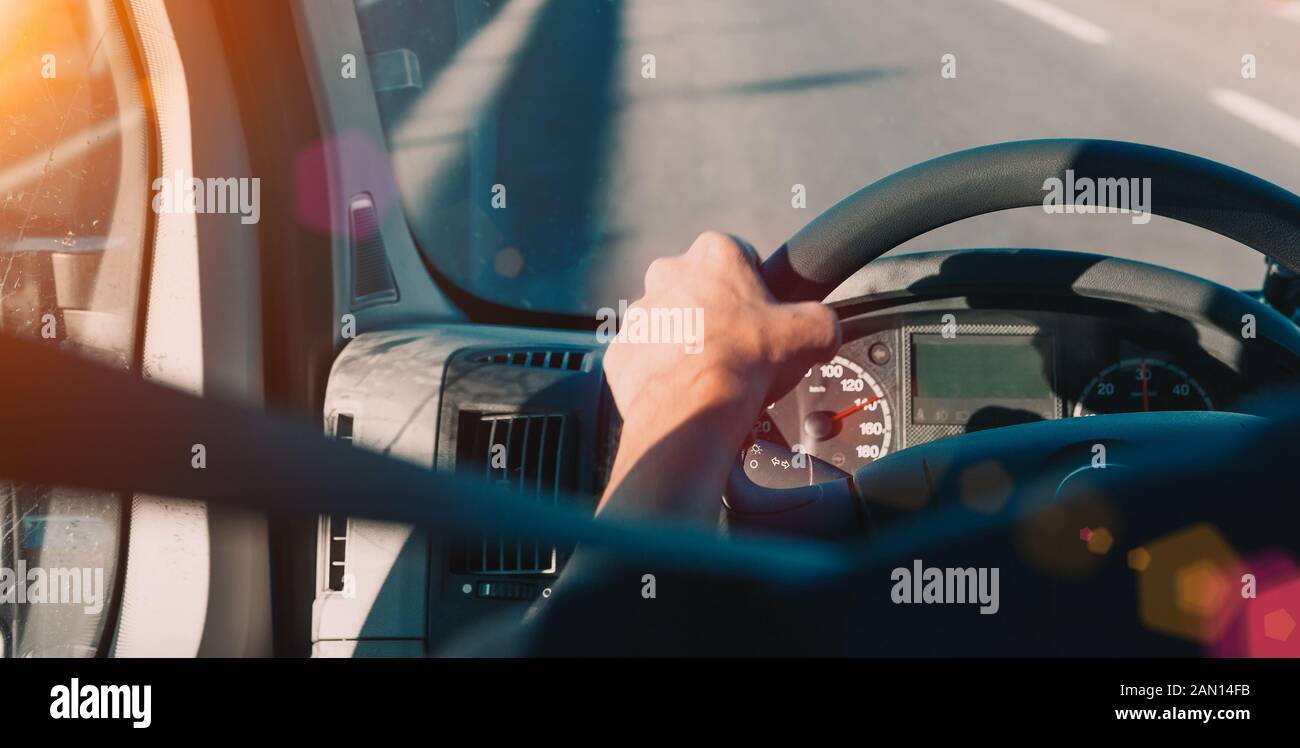 Auto interno e volante, la guida su strada con cintura di sicurezza Foto Stock
