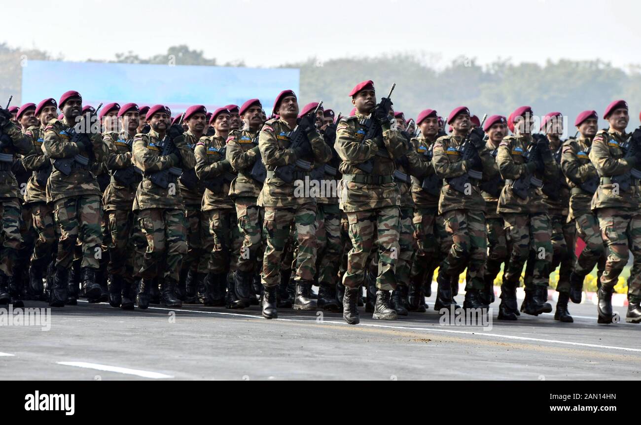 New Delhi, India. 15th Gen 2020. I soldati indiani dell'esercito marciano durante la parata di giorno dell'esercito a Nuova Delhi, India, 15 gennaio 2020. Credito: Partha Sarkar/Xinhua/Alamy Live News Foto Stock