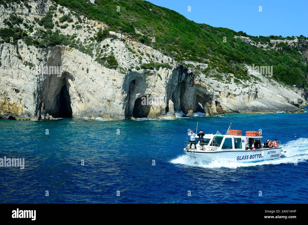 Agia Nikolaos, Grecia - 25 Maggio 2016: persone non identificate e in barca e grotte intorno a capo Skinari sull'isola di Zante Foto Stock